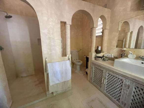 beachfront-2br-villa-in-mambrui-bathroom