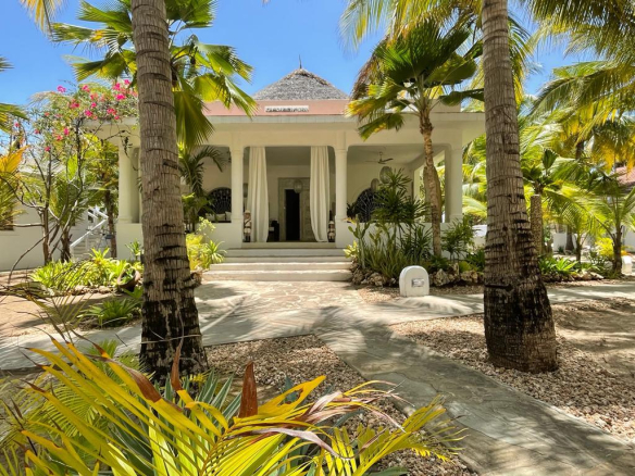 beachfront-2br-villa-in-mambrui-front-view