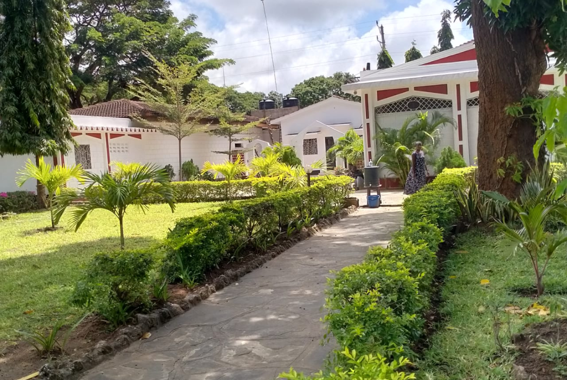 12br-house-with-a-pool-in-malindi-for-sale-lawn