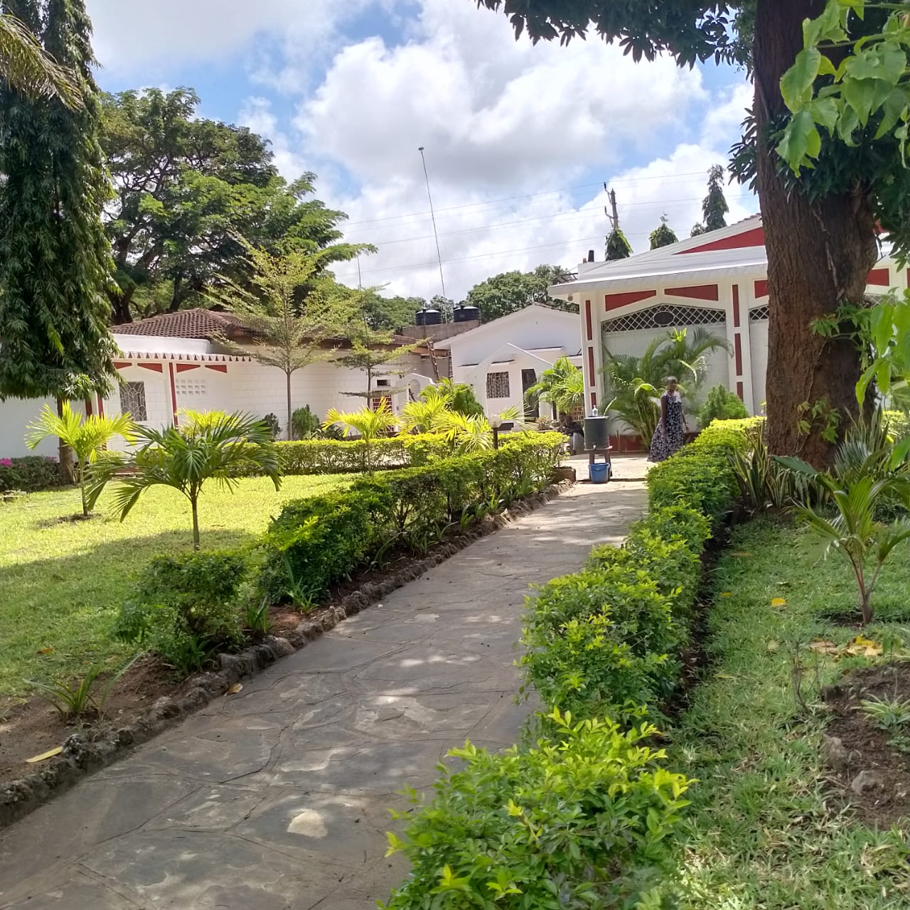 12br-house-with-a-pool-in-malindi-for-sale-lawn