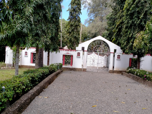 driveway-12br-house-with-a-pool-in-malindi-for-sale