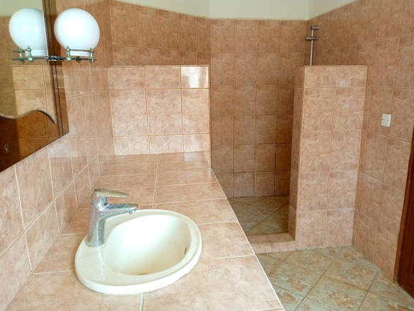 shower-4br-for-sale-in-kiraho-kwandomo