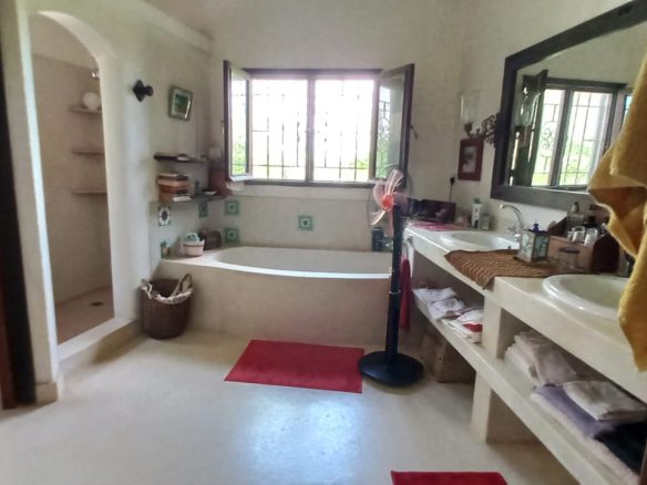 3 Bedroom all ensuite for sale Casuarina road on 1 acre