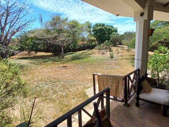 3 Bedroom all ensuite for sale Casuarina road on 1 acre