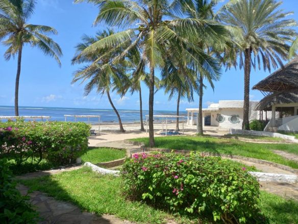 Oceanfront Oasis: Studio apartment at Happy Site, Silversand Road, Malindi