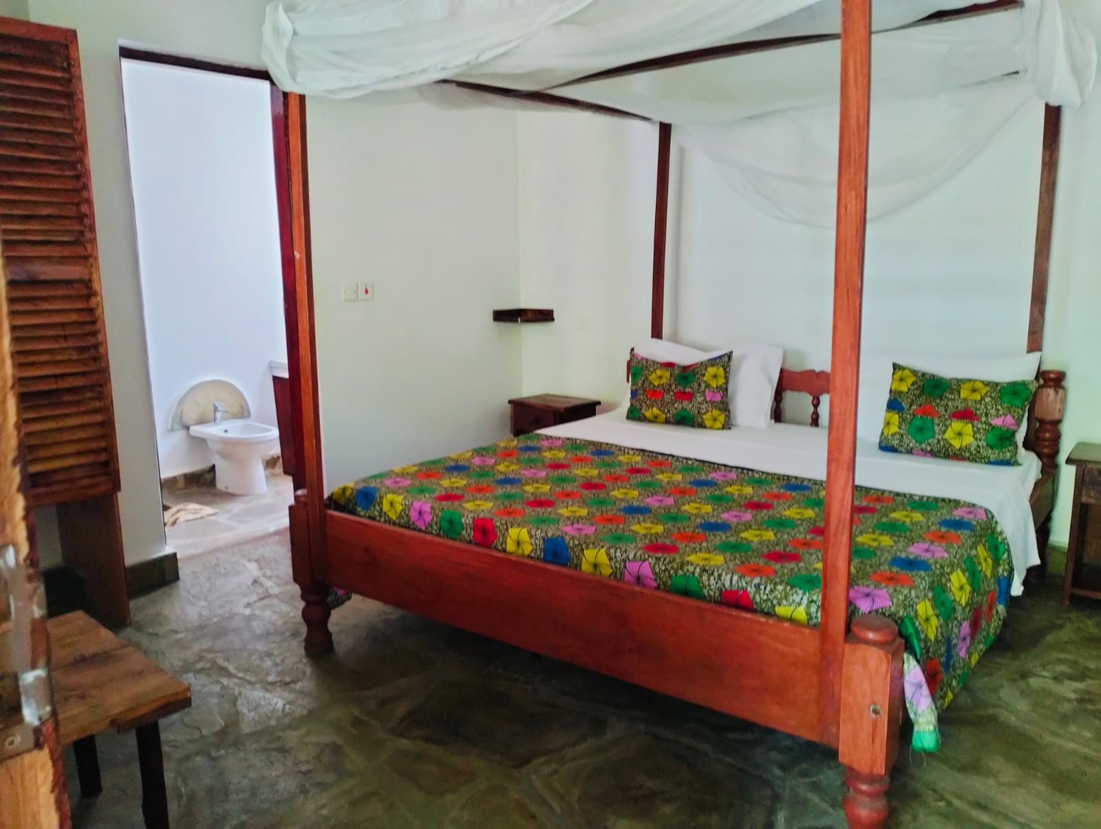 For sale: Three solar-powered bungalows in Watamu, just 15 minutes from the beach. Each en-suite one-bedroom chalet features stylish furnishings, a kitchenette, and shares a lush garden with a gazebo. Secure parking for three cars and priced at 13.5M ONO, offering excellent investment potential.