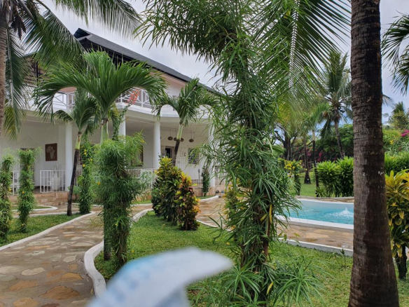 Elegant 4-Bedroom Villa for Sale on Casuarina Road