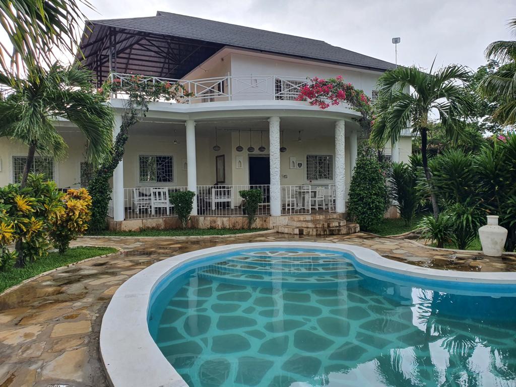 Elegant 4-Bedroom Villa for Sale on Casuarina Road