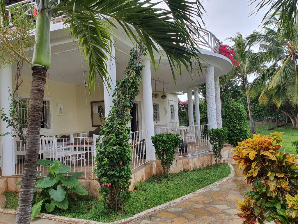 Elegant 4-Bedroom Villa for Sale on Casuarina Road