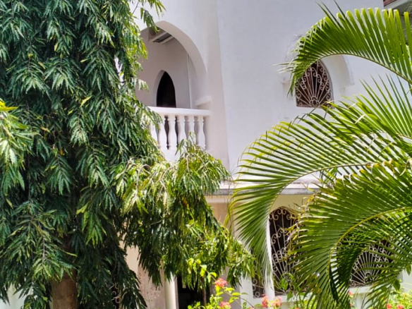 3 br villa for sale at ALhambra residence in Casuarina road