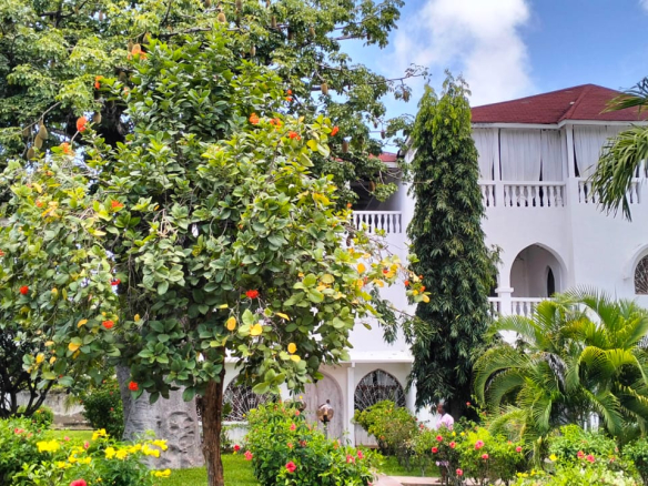 3 br villa for sale at Alhambra residence in Casuarina road