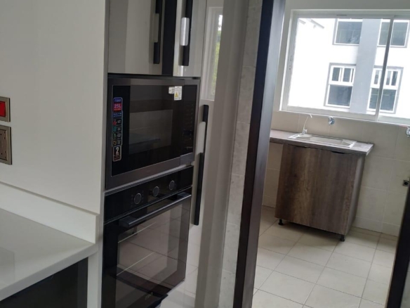 Riverside drive 3 br plus SQ for rent