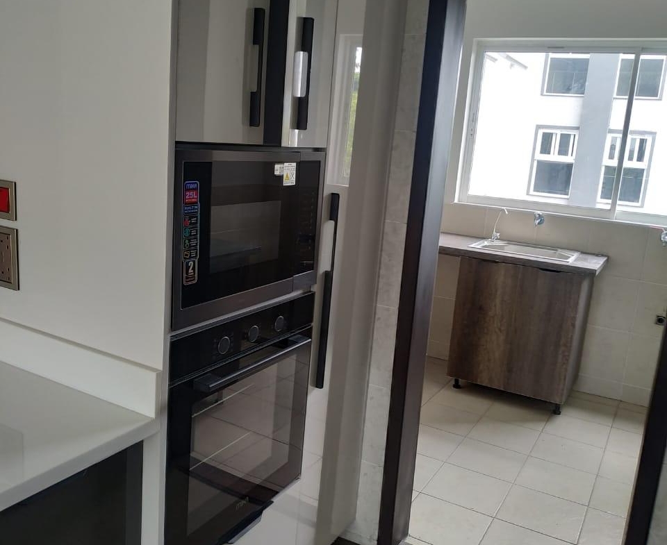Riverside drive 3 br plus SQ for rent