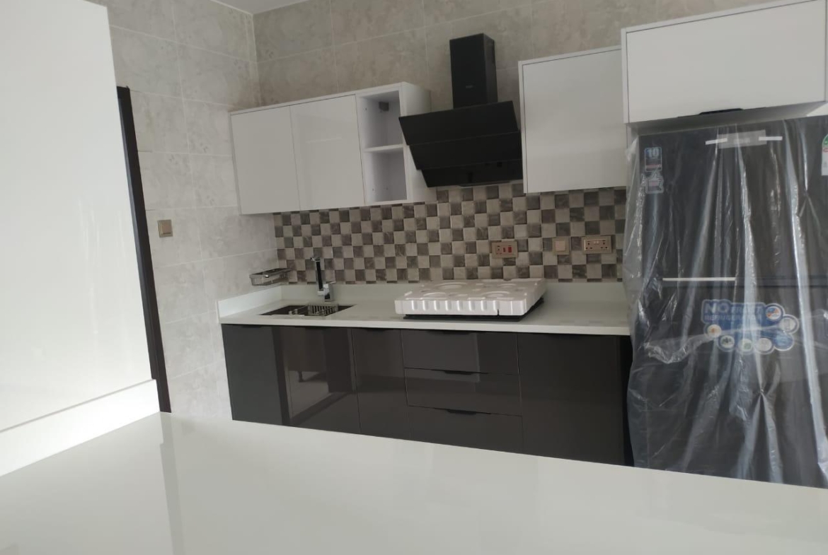 Riverside drive 3 br plus SQ for rent