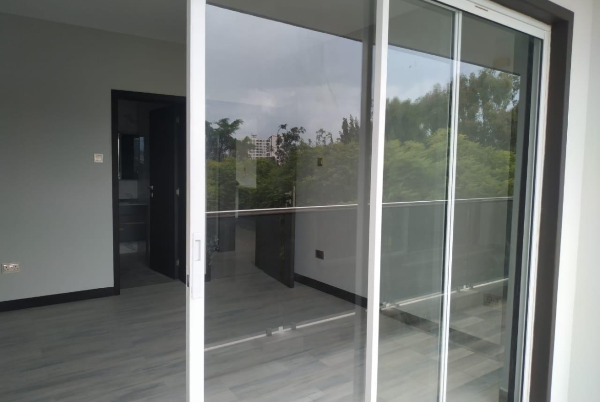 Riverside drive 3 br plus SQ for rent