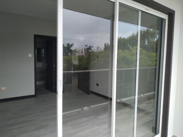 Riverside drive 3 br plus SQ for rent