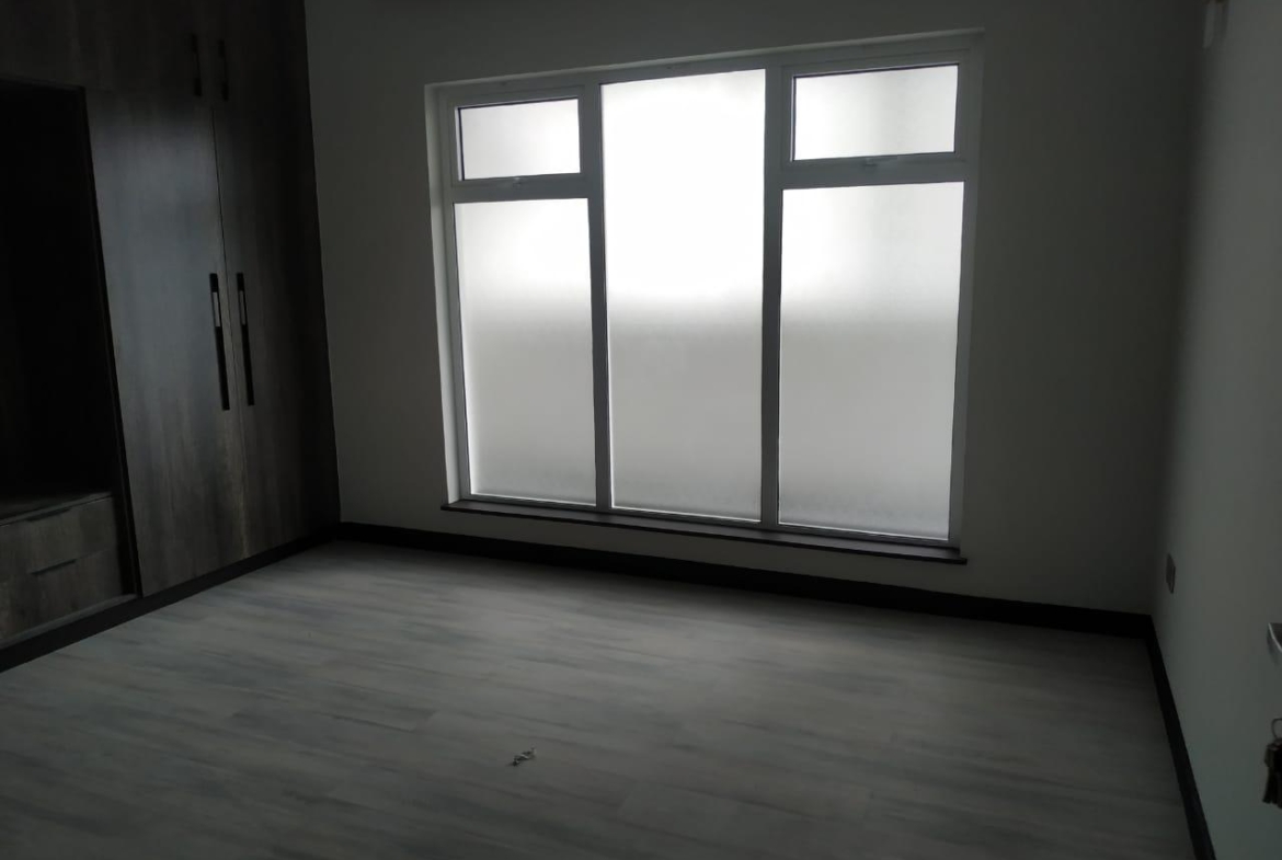 Riverside drive 3 br plus SQ for rent