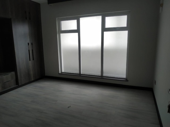 Riverside drive 3 br plus SQ for rent