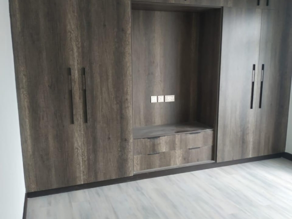 Riverside drive 3 br plus SQ for rent