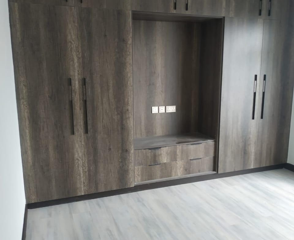 Riverside drive 3 br plus SQ for rent