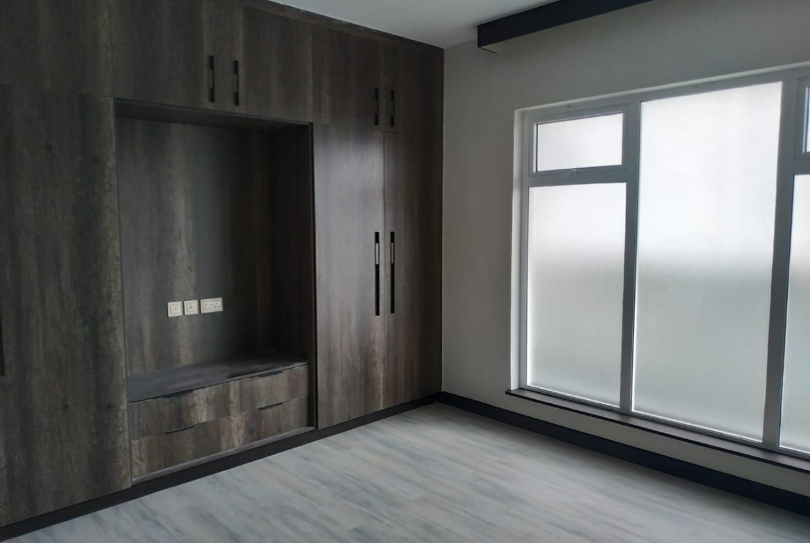 Riverside drive 3 br plus SQ for rent