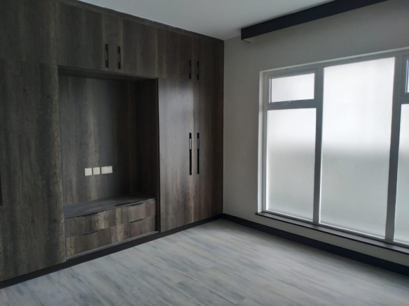 Riverside drive 3 br plus SQ for rent