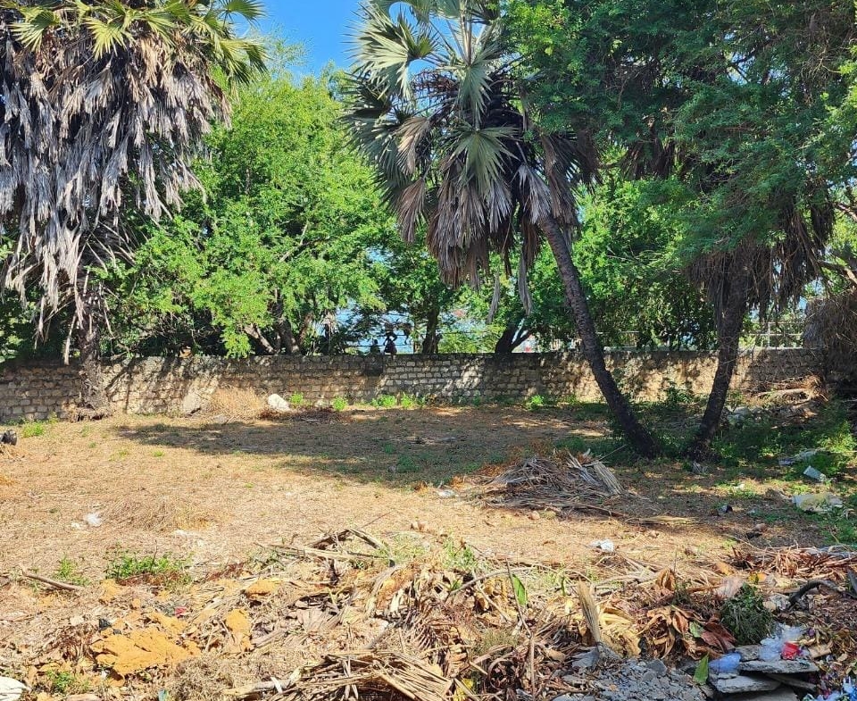 1 Care for sale next to Buntwani