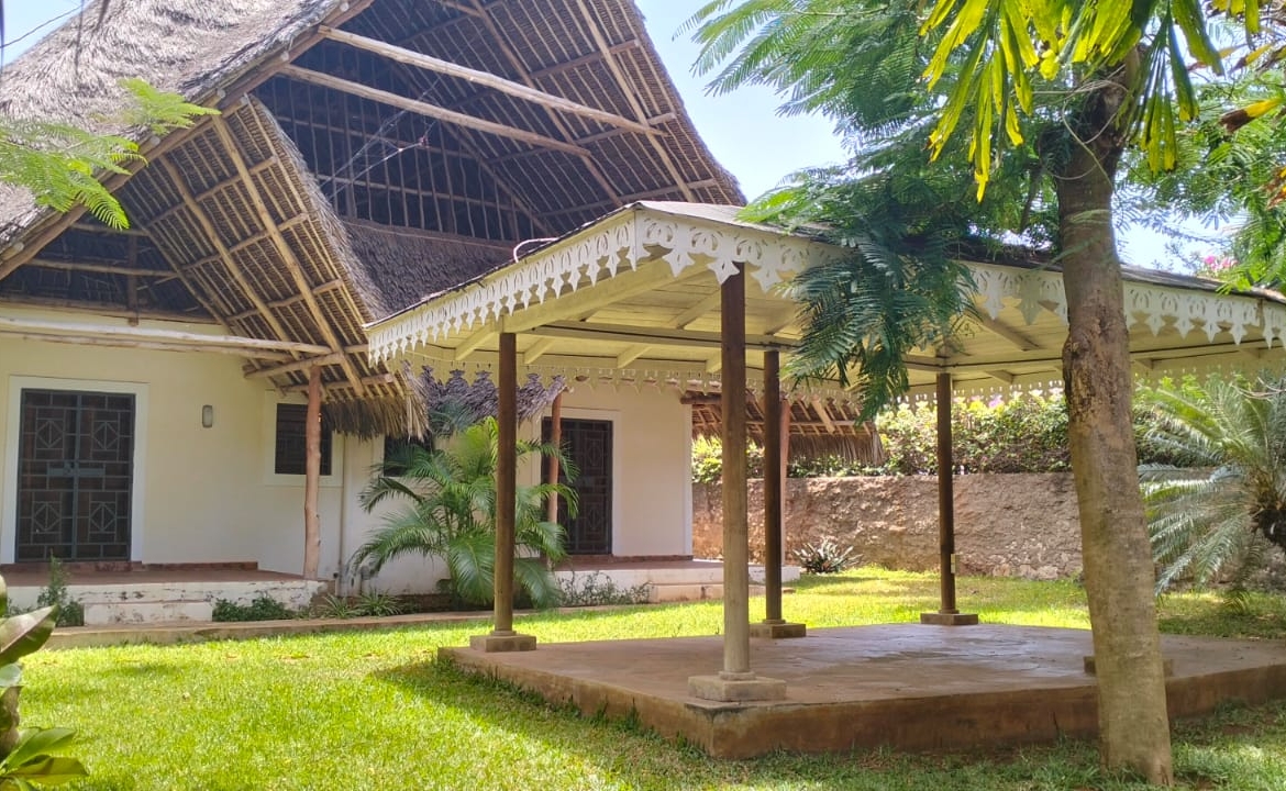 3 bedroom villa for sale, Tamarind Cove villa, Casuarina Road villa, private pool, renewed Makuti roof, fully furnished villa, gated community