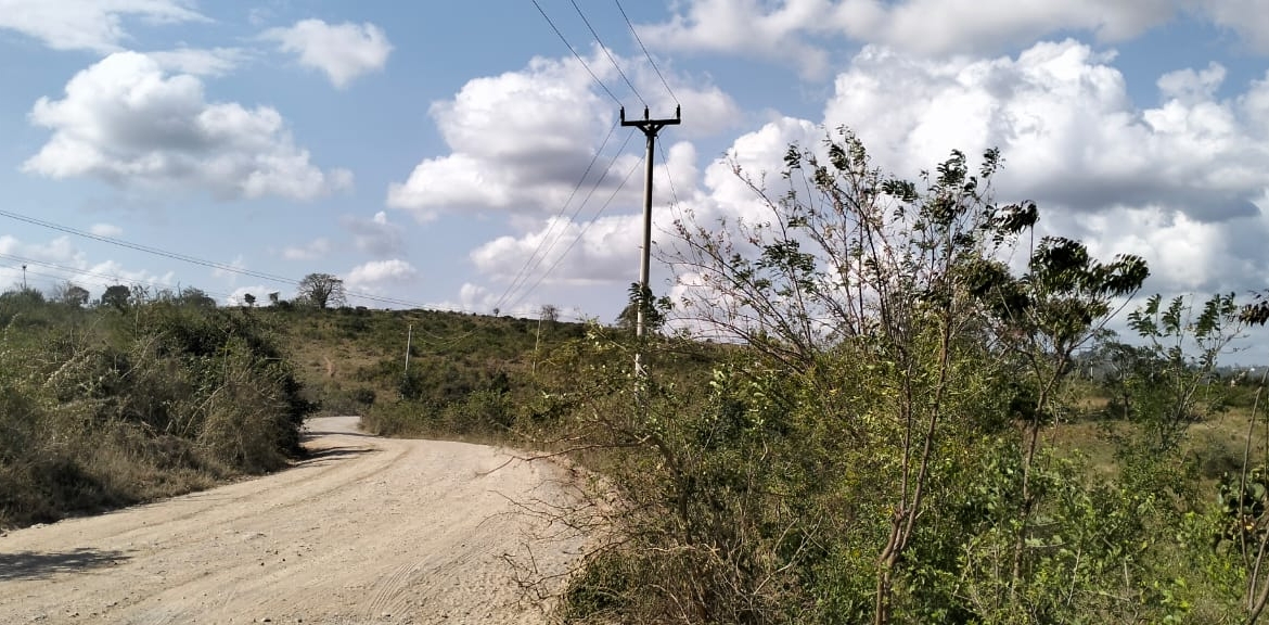 4.86 acres in Mazeras (Bonje), 1.2km off Mombasa Road. Solid rock, all-weather access, 3-phase power, panoramic Port Reitz views. Asking KSh 30.2M. Contact Mkaazi.
