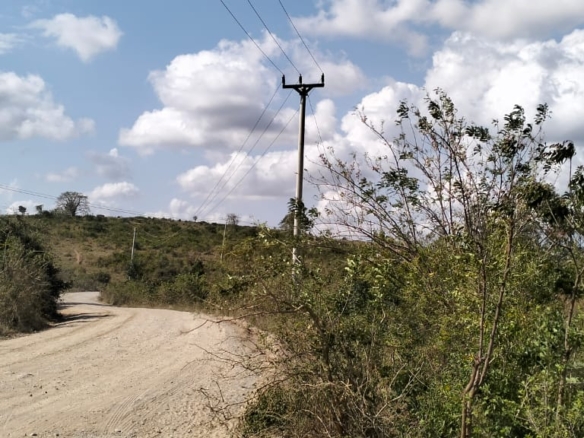 4.86 acres in Mazeras (Bonje), 1.2km off Mombasa Road. Solid rock, all-weather access, 3-phase power, panoramic Port Reitz views. Asking KSh 30.2M. Contact Mkaazi.