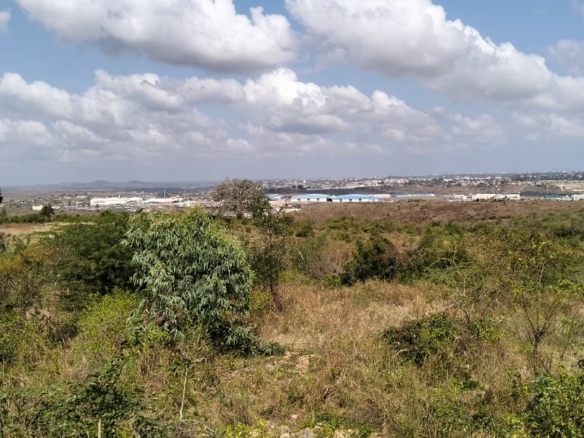 4.86 acres in Mazeras (Bonje), 1.2km off Mombasa Road. Solid rock, all-weather access, 3-phase power, panoramic Port Reitz views. Asking KSh 30.2M. Contact Mkaazi.