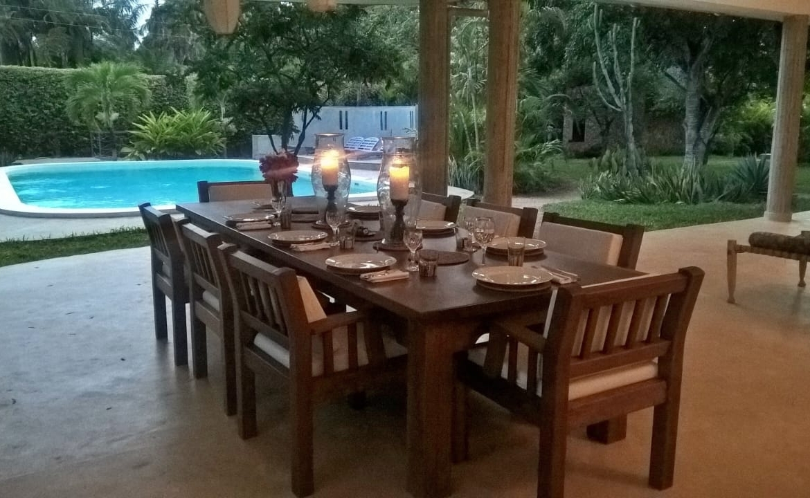 4-bedroom villa for sale on 1 acre; villa with pool for sale; fully furnished villa; one acre property; exclusive neighbourhood villa; Mkaazi real estate
