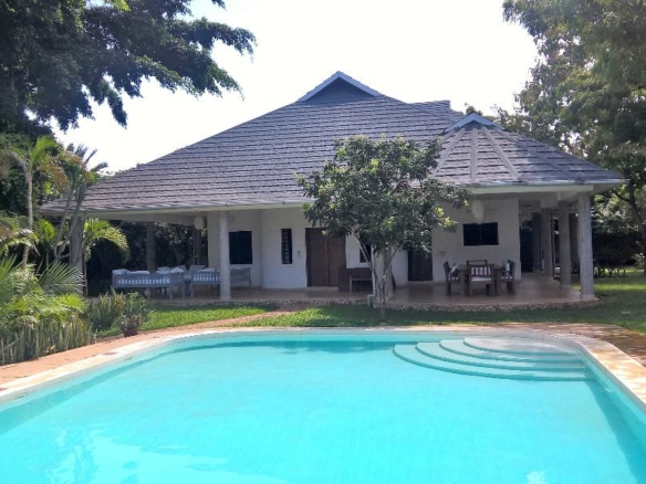 4-bedroom villa for sale on 1 acre; villa with pool for sale; fully furnished villa; one acre property; exclusive neighbourhood villa; Mkaazi real estate
