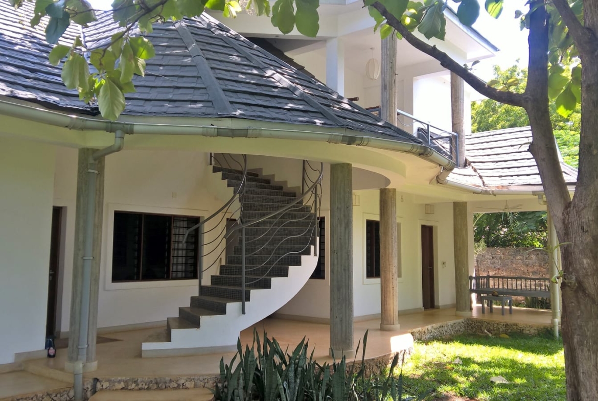 4-bedroom villa for sale on 1 acre; villa with pool for sale; fully furnished villa; one acre property; exclusive neighbourhood villa; Mkaazi real estate