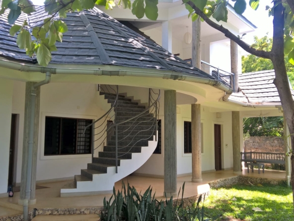 4-bedroom villa for sale on 1 acre; villa with pool for sale; fully furnished villa; one acre property; exclusive neighbourhood villa; Mkaazi real estate