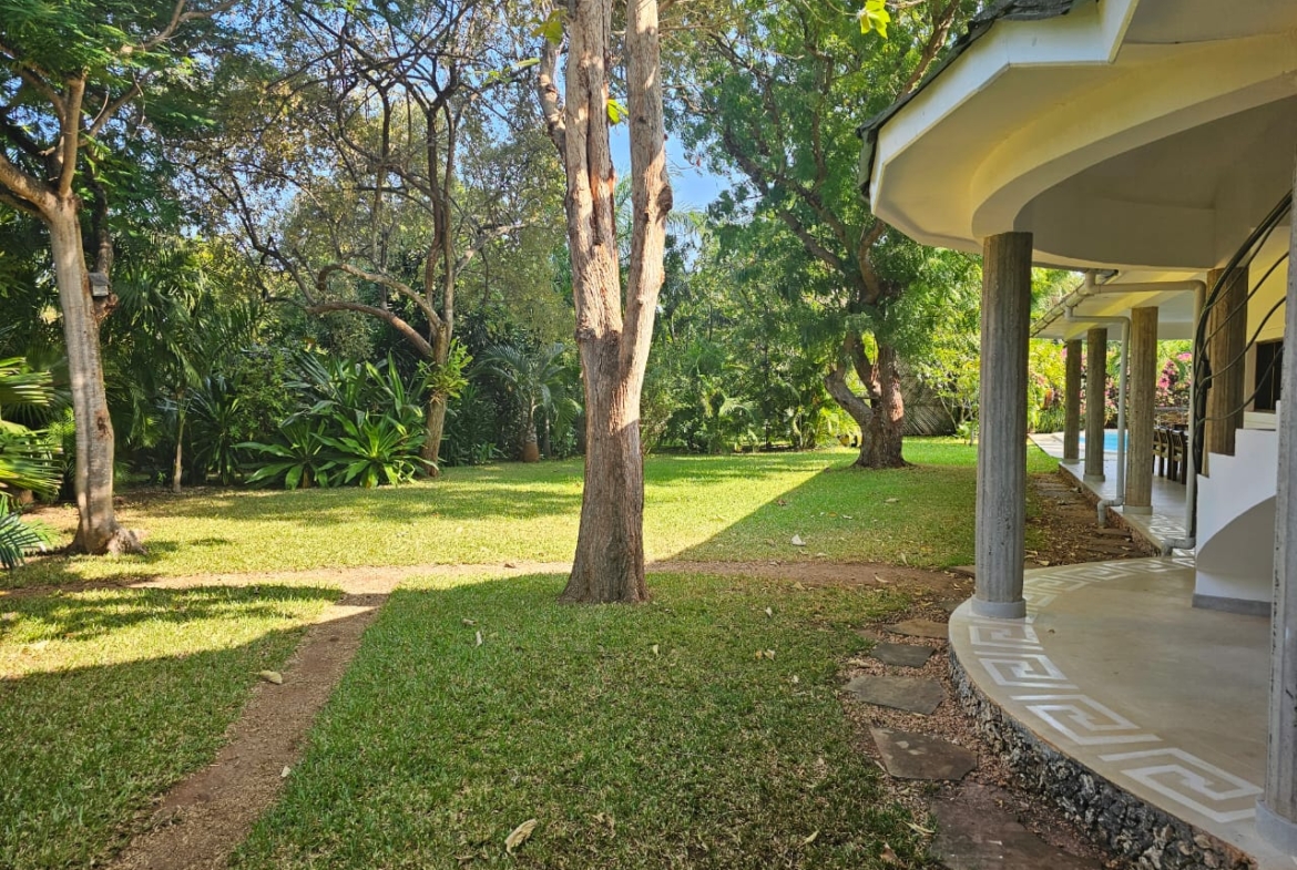 4-bedroom villa for sale on 1 acre; villa with pool for sale; fully furnished villa; one acre property; exclusive neighbourhood villa; Mkaazi real estate