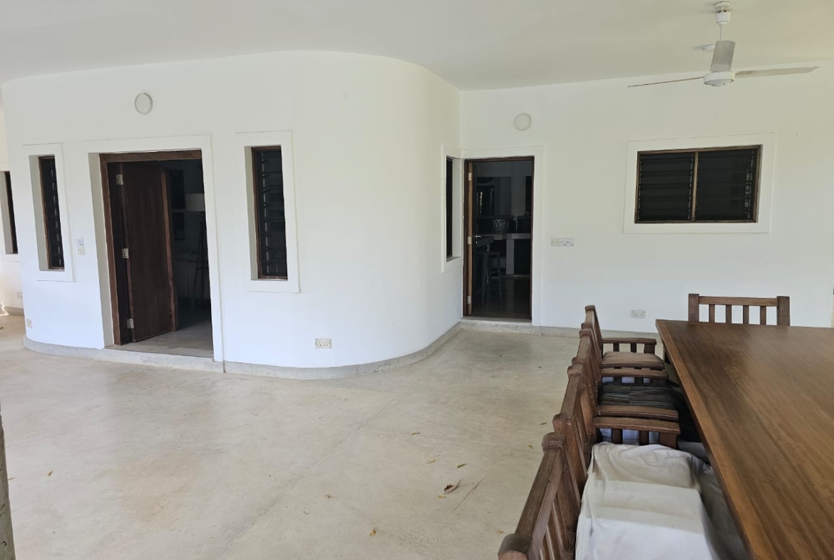 4-bedroom villa for sale on 1 acre; villa with pool for sale; fully furnished villa; one acre property; exclusive neighbourhood villa; Mkaazi real estate