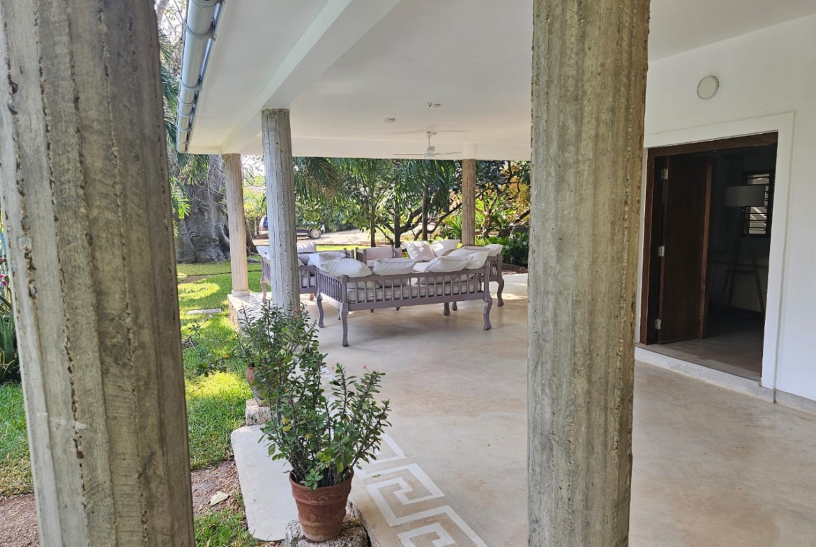 4-bedroom villa for sale on 1 acre; villa with pool for sale; fully furnished villa; one acre property; exclusive neighbourhood villa; Mkaazi real estate