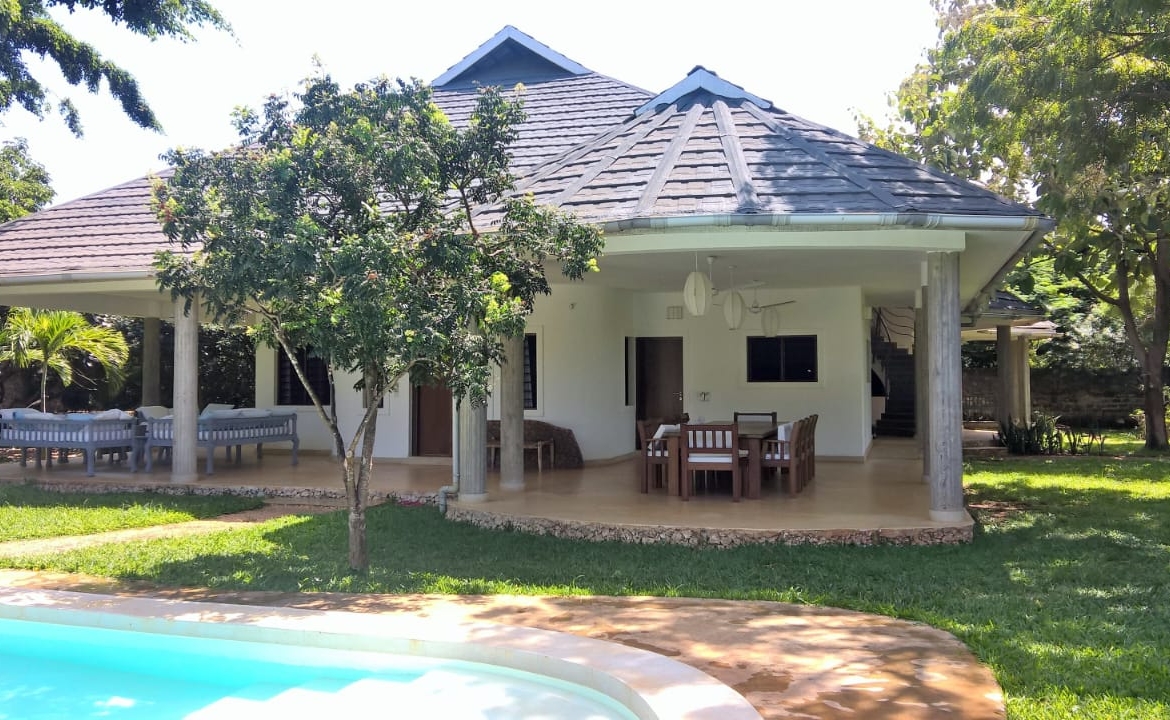 4-bedroom villa for sale on 1 acre; villa with pool for sale; fully furnished villa; one acre property; exclusive neighbourhood villa; Mkaazi real estate