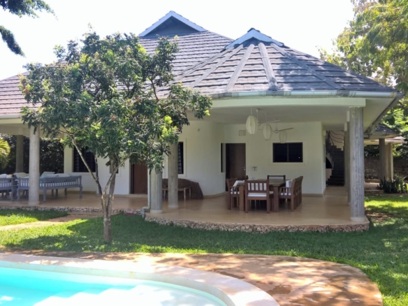 4-bedroom villa for sale on 1 acre; villa with pool for sale; fully furnished villa; one acre property; exclusive neighbourhood villa; Mkaazi real estate