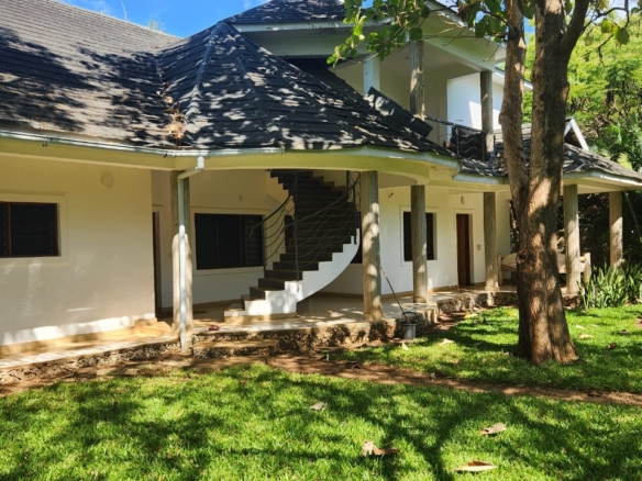 4-bedroom villa for sale on 1 acre; villa with pool for sale; fully furnished villa; one acre property; exclusive neighbourhood villa; Mkaazi real estate