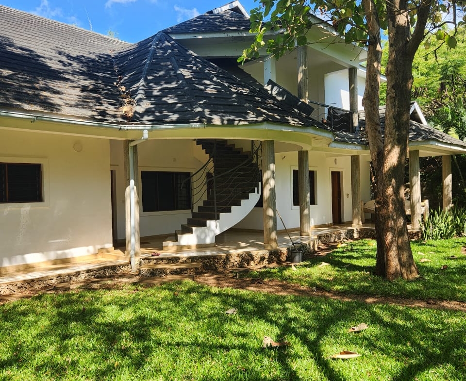 4-bedroom villa for sale on 1 acre; villa with pool for sale; fully furnished villa; one acre property; exclusive neighbourhood villa; Mkaazi real estate