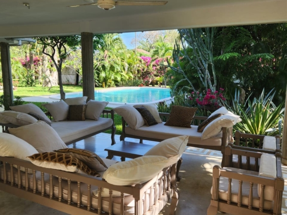 4-bedroom villa for sale on 1 acre; villa with pool for sale; fully furnished villa; one acre property; exclusive neighbourhood villa; Mkaazi real estate