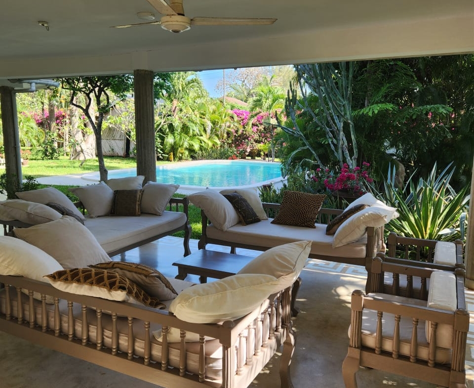 4-bedroom villa for sale on 1 acre; villa with pool for sale; fully furnished villa; one acre property; exclusive neighbourhood villa; Mkaazi real estate