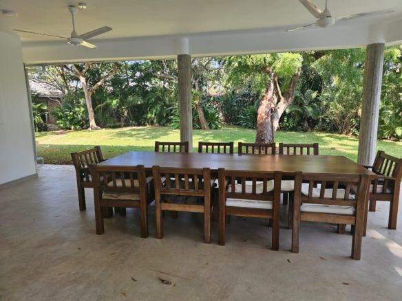 4-bedroom villa for sale on 1 acre; villa with pool for sale; fully furnished villa; one acre property; exclusive neighbourhood villa; Mkaazi real estate