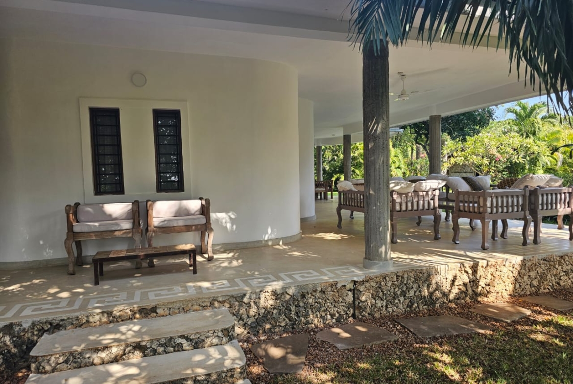 4-bedroom villa for sale on 1 acre; villa with pool for sale; fully furnished villa; one acre property; exclusive neighbourhood villa; Mkaazi real estate