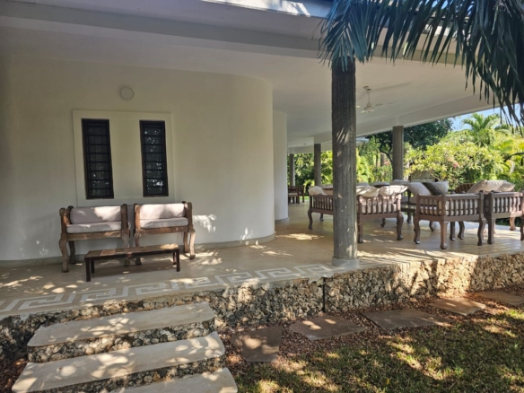 4-bedroom villa for sale on 1 acre; villa with pool for sale; fully furnished villa; one acre property; exclusive neighbourhood villa; Mkaazi real estate