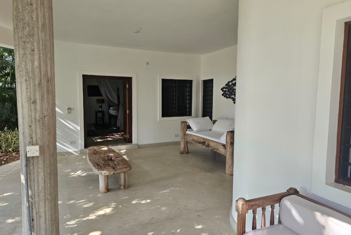 4-bedroom villa for sale on 1 acre; villa with pool for sale; fully furnished villa; one acre property; exclusive neighbourhood villa; Mkaazi real estate