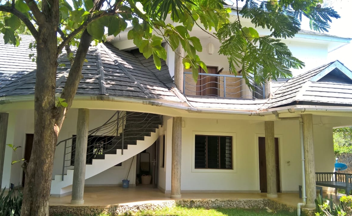 4-bedroom villa for sale on 1 acre; villa with pool for sale; fully furnished villa; one acre property; exclusive neighbourhood villa; Mkaazi real estate