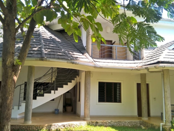 4-bedroom villa for sale on 1 acre; villa with pool for sale; fully furnished villa; one acre property; exclusive neighbourhood villa; Mkaazi real estate
